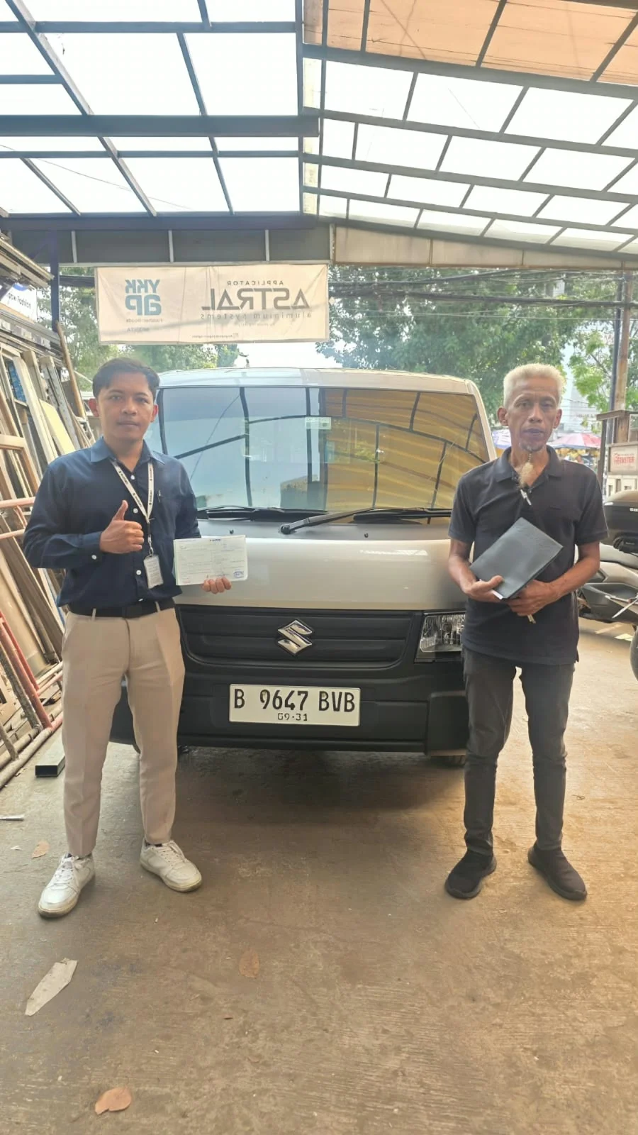 Indra Suzuki bersama pelanggan saat serah terima unit